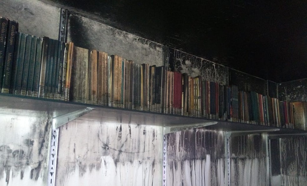 Biblioteca foi incendiada por vândalos em Mossoró, RN — Foto: Ivanúcia Lopes/Inter TV Cabugi