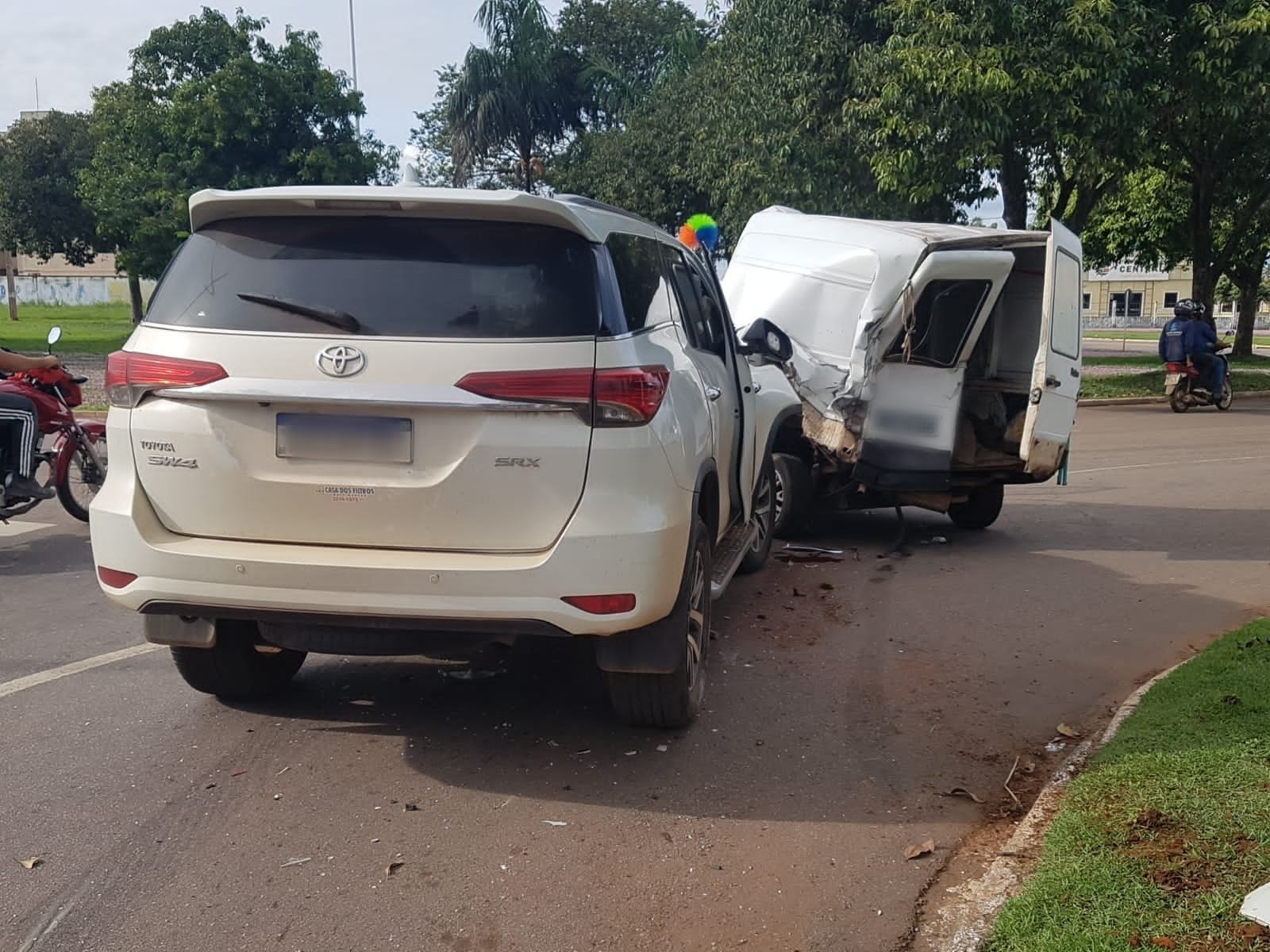 Vendedor de panelas tem carro e utensílios destruídos após colisão em Palmas