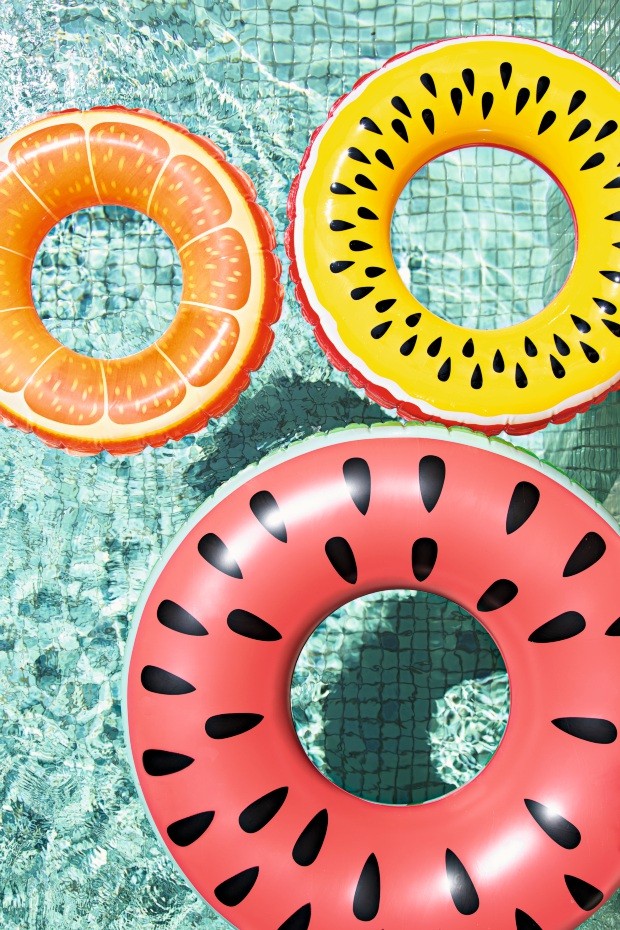Fruta e cor. Boias coloridas da Loja das Boias decoram a piscina e convidam ao mergulho (Foto: Bruno Geraldi / Editora Globo)