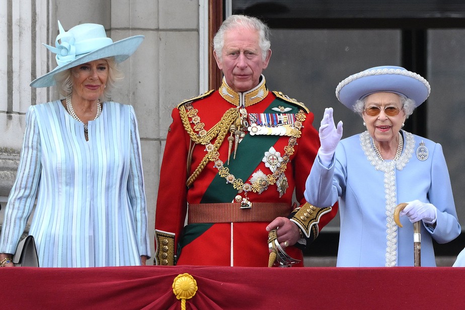 A rainha Elizabeth II da Grã-Bretanha acena ao lado de Camilla, duquesa da Cornualha do príncipe Charles, Príncipe de Gales da Grã-Bretanha
