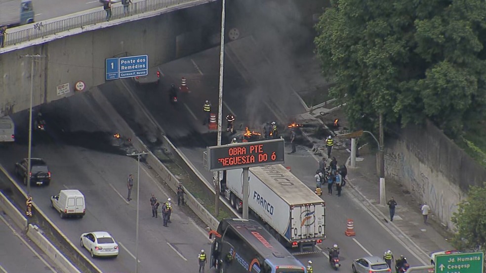 Protesto interdita Marginal na região da Ponte dos Remédios, em SP — Foto: Reprodução/TV Globo