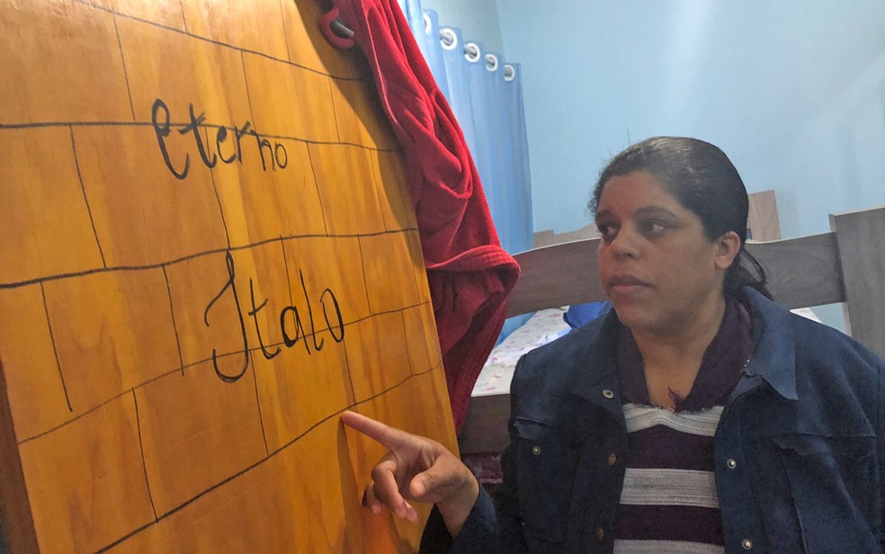Patrícia Siqueira, tia, mostra 'eterno Ítalo' escrito na porta do quarto onde o sobrinho costumava dormir (Foto: Kleber Tomaz/G1)
