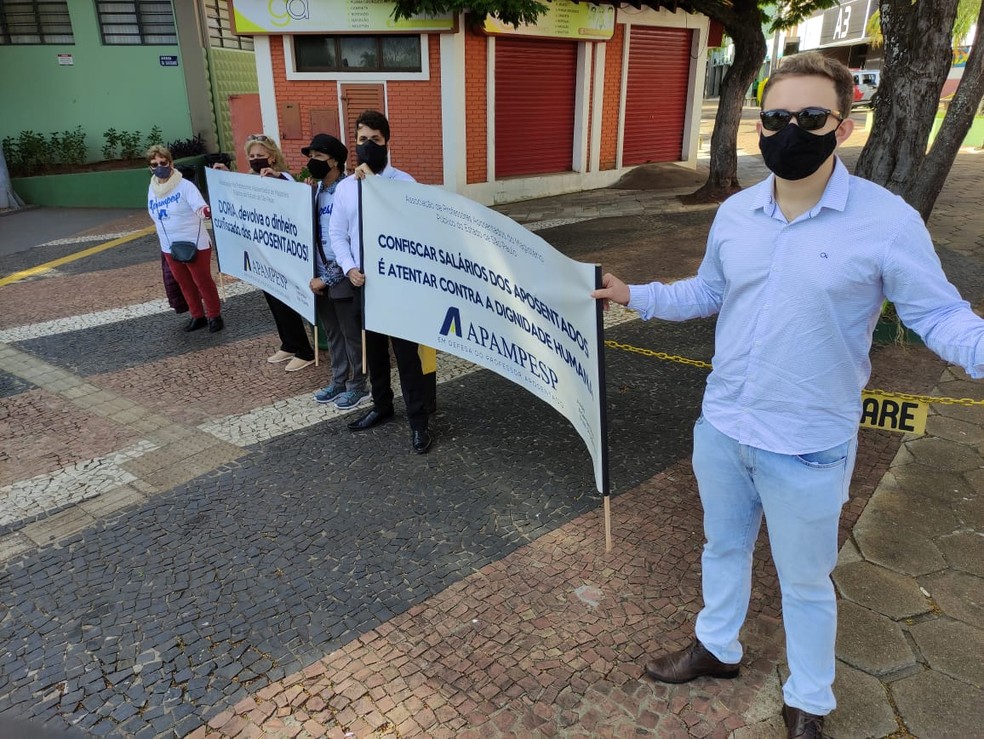 Grupo realizou protesto pacífico contra Doria em Presidente Prudente — Foto: Murilo Zara/TV Fronteira