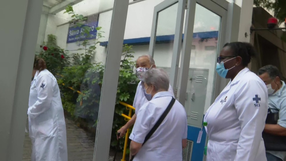 Casal de idosos de 92 anos chega a UBS na Zona Sul de SP para tomar a primeira dose da vacina contra a Covid — Foto: Reprodução/TV Globo