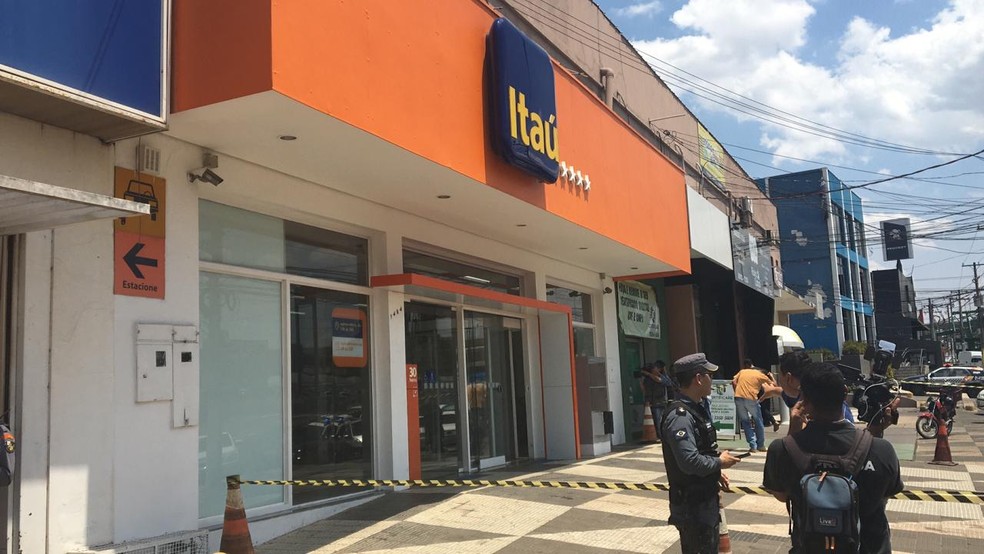 Cliente reagiu a assalto e foi baleado por ladrões ao depositar mala de dinheiro em banco em Cuiabá — Foto: Marcelo Fin/TV Centro América