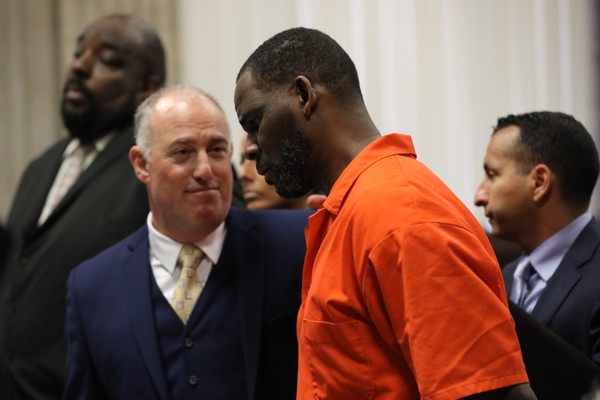 O rapper R. Kelly em sessão de seu julgamento (Foto: Getty Images)