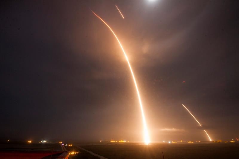 Fotografia tirada com uma exposição de nove minutos que mostra o lançamento, a reentrada e a queda do acelerador da cápsula Falcon 9, na Flórida, nos EUA (Foto: Spacex/EFE)