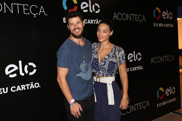 José Loreto e Débora Nascimento também estiveram presentes no show da banda liderada por Baby do Brasil e Moraes Moreira  (Foto: Divulgação)