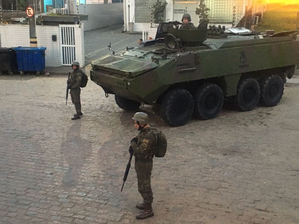 Veículos blindados são posicionados nos acessos ao Porto de Santos, SP. (Foto: Solange Freitas/G1)