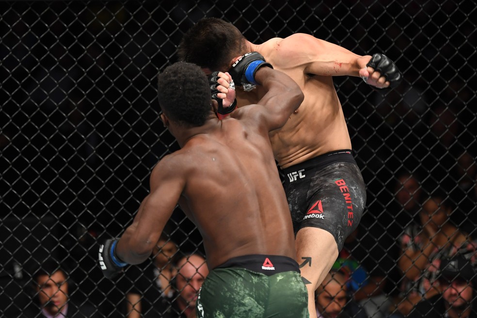 Sodiq Yusuff (de costas) acerta Gabriel BenÃ­tez com um cruzado de direita â?? Foto: Josh Hedges/Getty Images
