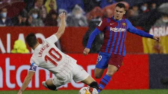 Jutgl disputa a bola com Rakitic