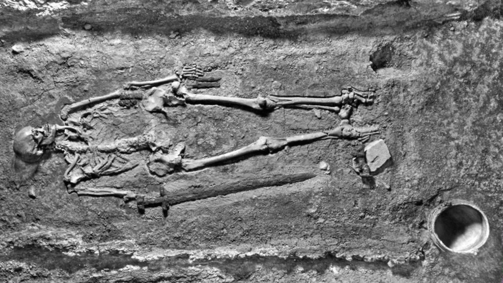 Imagem de 1928 mostra o esqueleto como ele foi encontrado — Foto: Instituto de Arqueologia de Praga/BBC