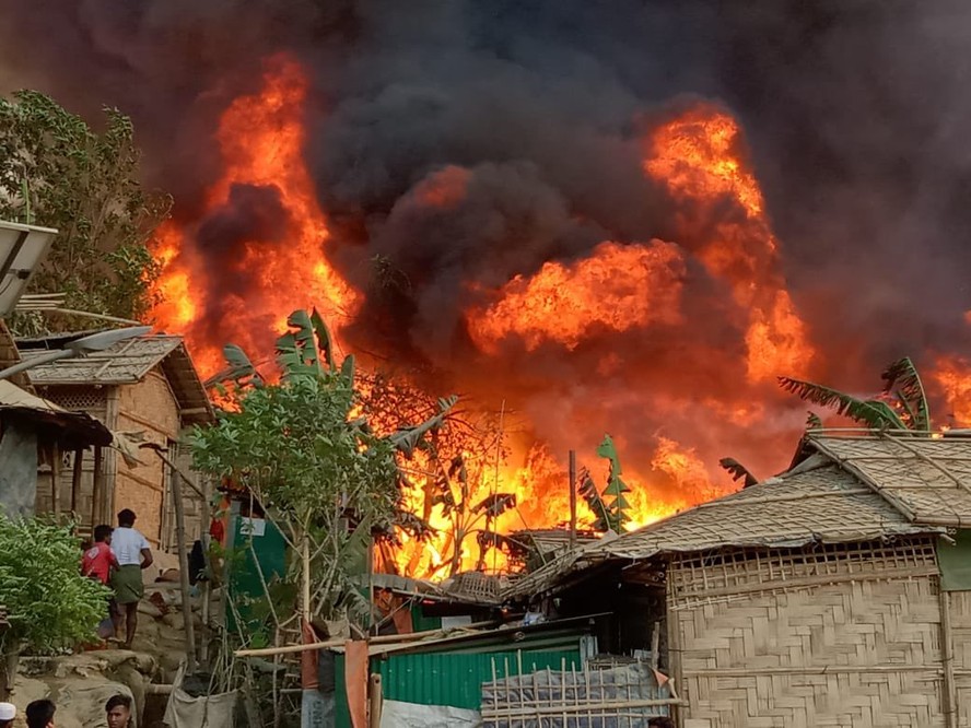 Incêndio destrói acampamento de refugiados rohingya em Bangladesh