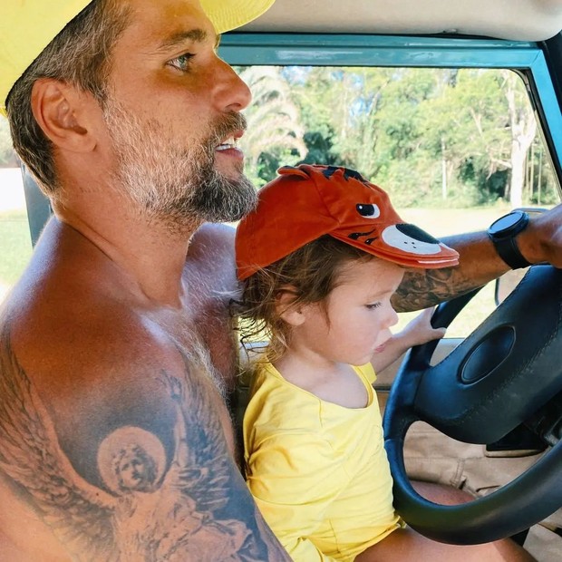 Bruno Gagliasso e Zyan no banco de motorista do jeep da família (Foto: Instagram/Reprodução)