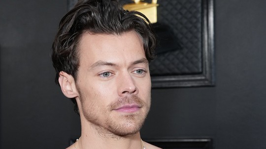 Grammy 2023: Harry Styles deixa tatuagens à mostra no tapete vermelho