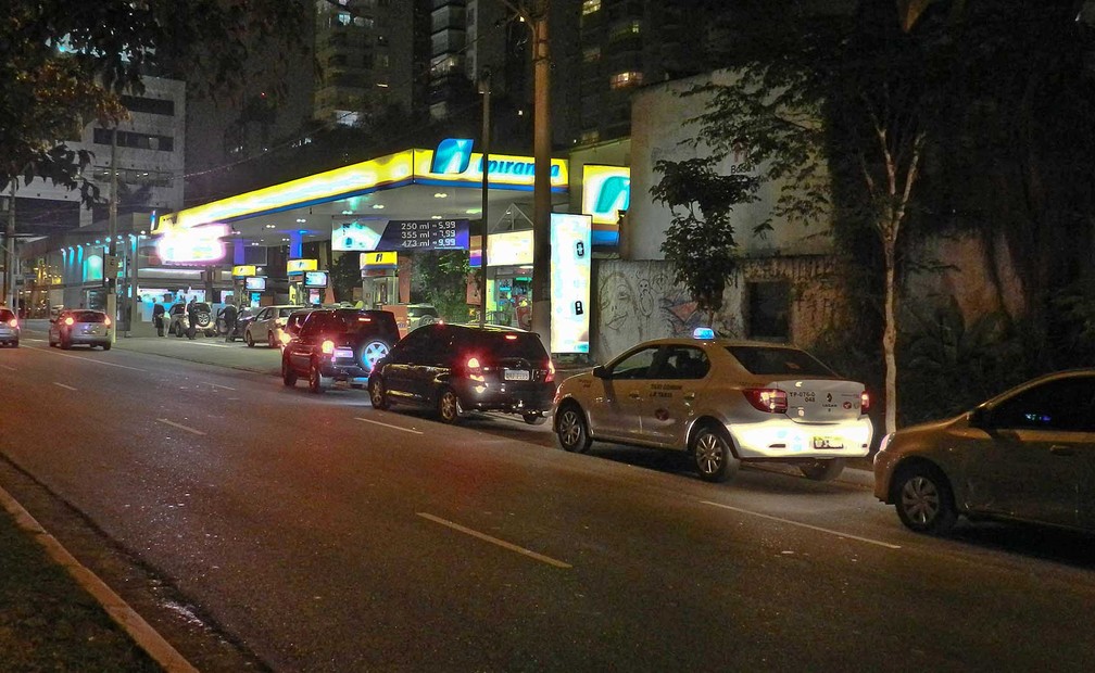 Motoristas formam filas em posto de combustÃ­veis na regiÃ£o do Itaim-Bibi, Zona Sul de SÃ£o Paulo, nesta quarta-feira (23) (Foto: MaurÃ­cio Camargo / Eleven / EstadÃ£o ConteÃºdo)