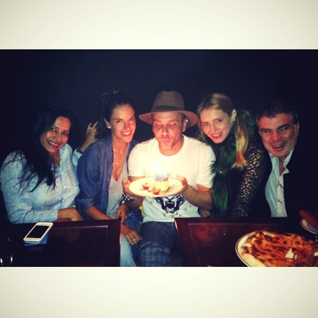 Matheus Massafera posa com Alessandra Ambrosio e amigos (Foto: Reprodução/Instagram)