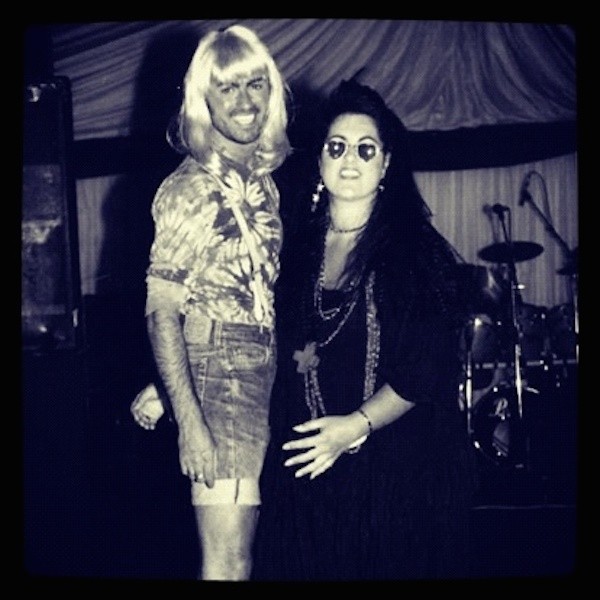 O músico George Michael e sua irmã em uma foto dos anos 80 (Foto: Reprodução)