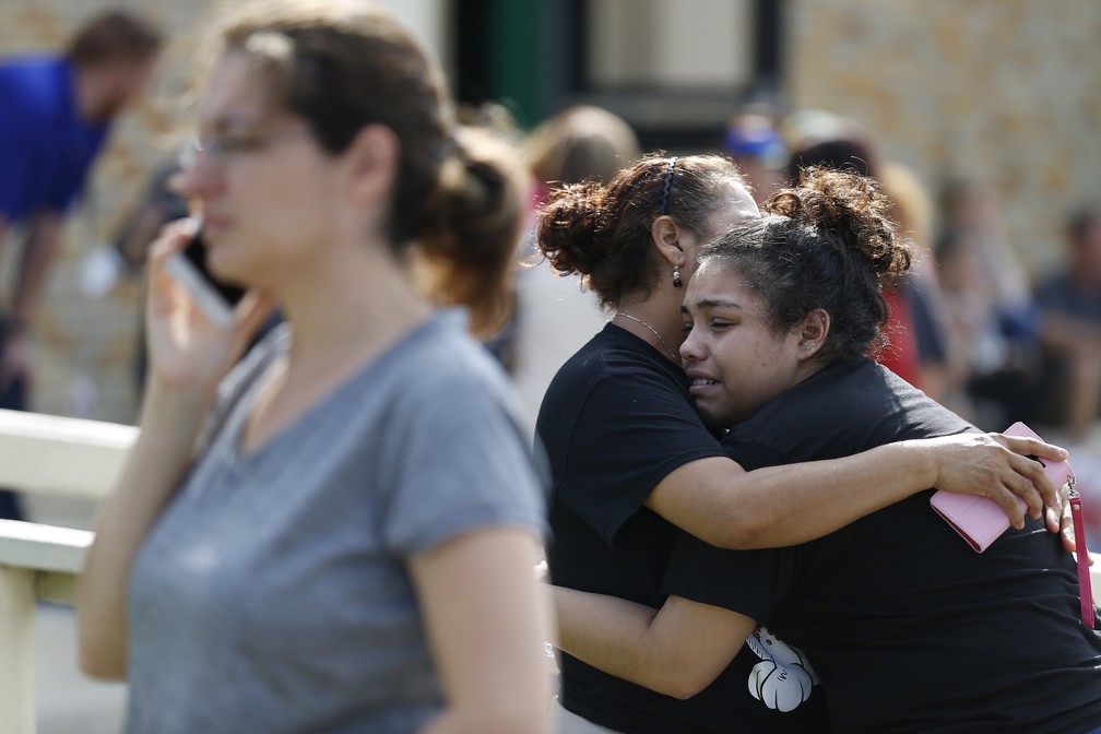 Choque de estudante apÃ³s tiroteio em escola no Texas (Foto: Michael Ciaglo/AP)