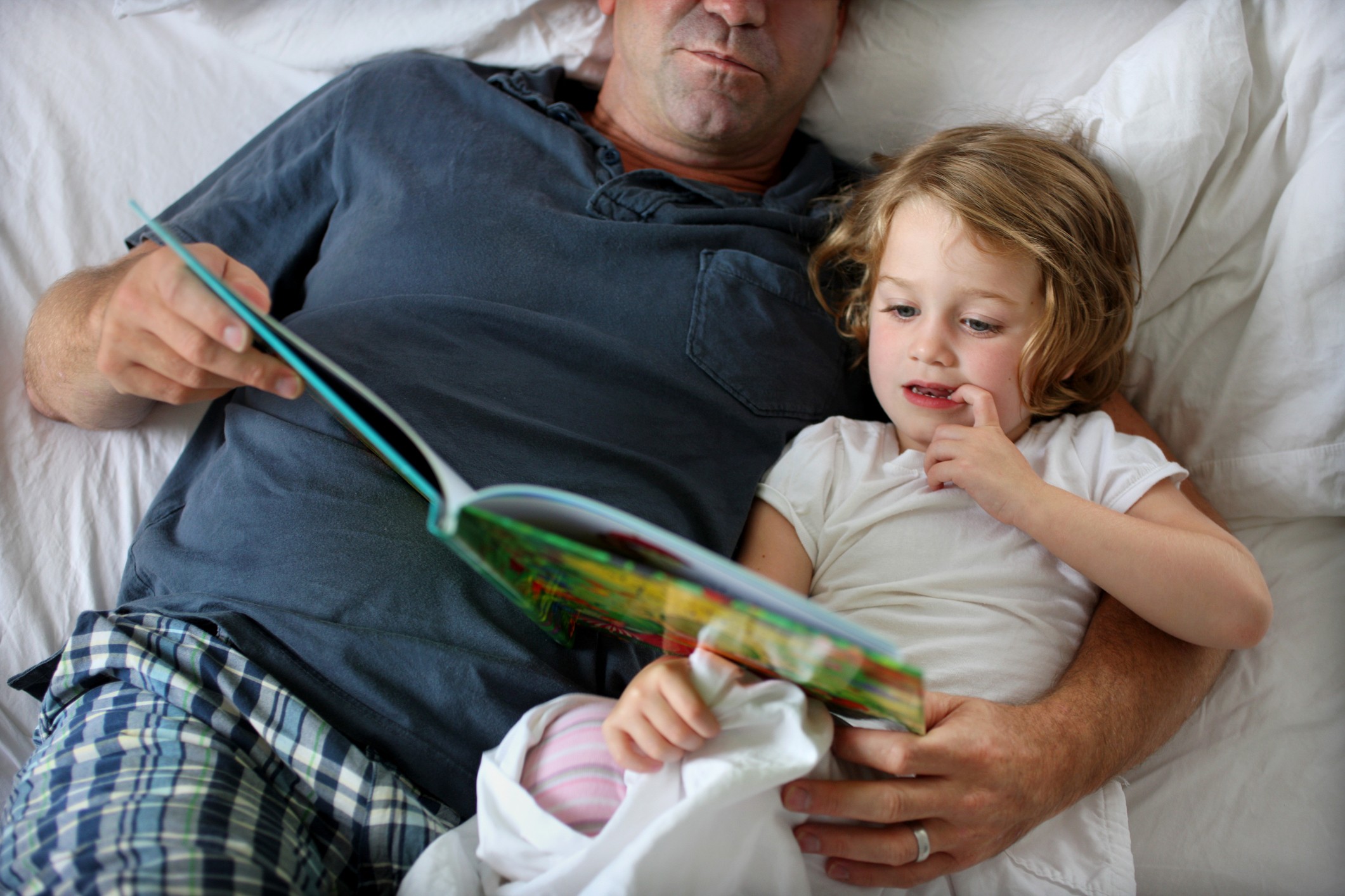 Ler para o seu filho na hora de dormir (Foto: Getty Images)
