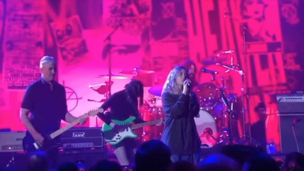 Pat Smear, St. Vincent, Violet e Dave Grohl tocam 'Heart-shaped box', do Nirvana — Foto: Reprodução / YouTube