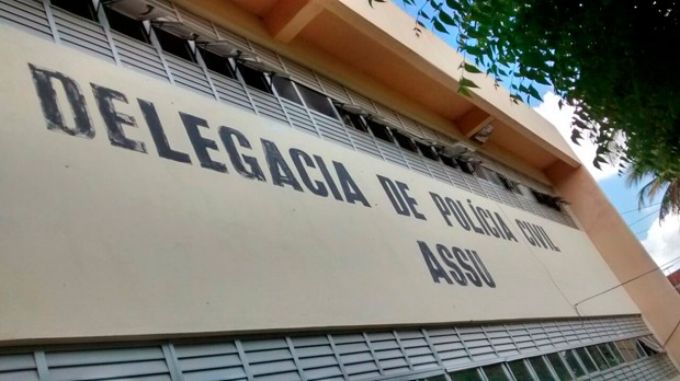 Ex-marido da vítima foi levado para prestar depoimento na Delegacia de Polícia Civil de Assu (Foto: Divulgação/Polícia Militar)