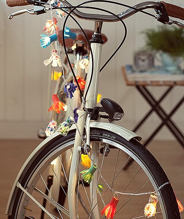 Feitas de feltro, com uma “franja” recortada, as florzinhas envolvem as lâmpadas e transformam até a bike em item de decoração. Bicicleta Trousseau (Foto: Cacá Bratke/Editora Globo)