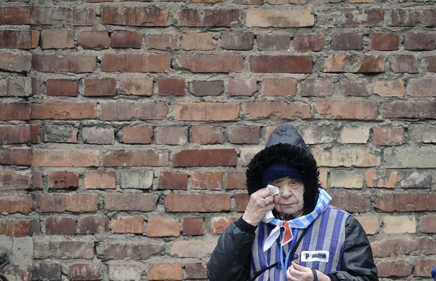 Sobrevivente chora em visita a edifício de detenção de Auschwitz, nesta terça (27) (Foto: Alik Keplicz/AP)