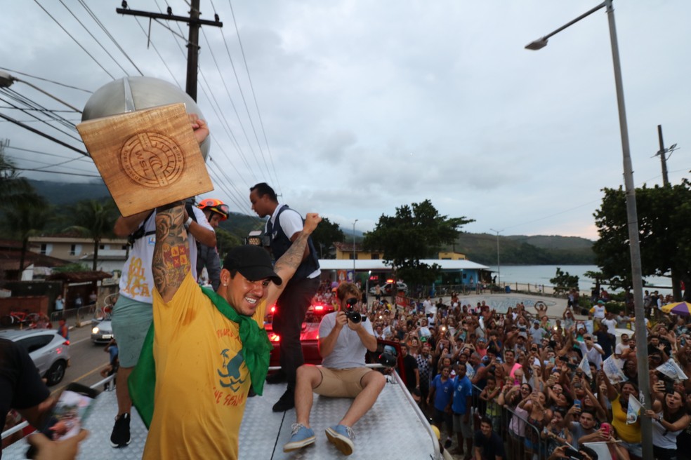 Gabriel Medina é recebido por fãs na chegada em Maresias — Foto: Danilo Sardinha