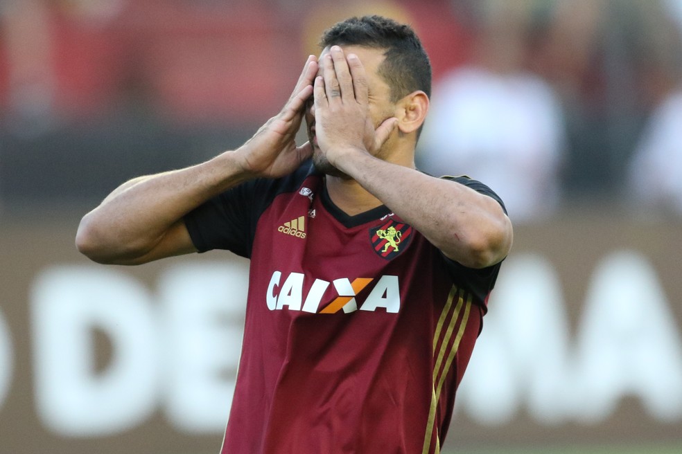 Rubro-negros chegaram a passar 10 jogos seguidos sem vencer (Foto: Marlon Costa / Pernambuco Press)