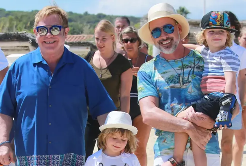 Elton John com a família  — Foto: The Grosby Group