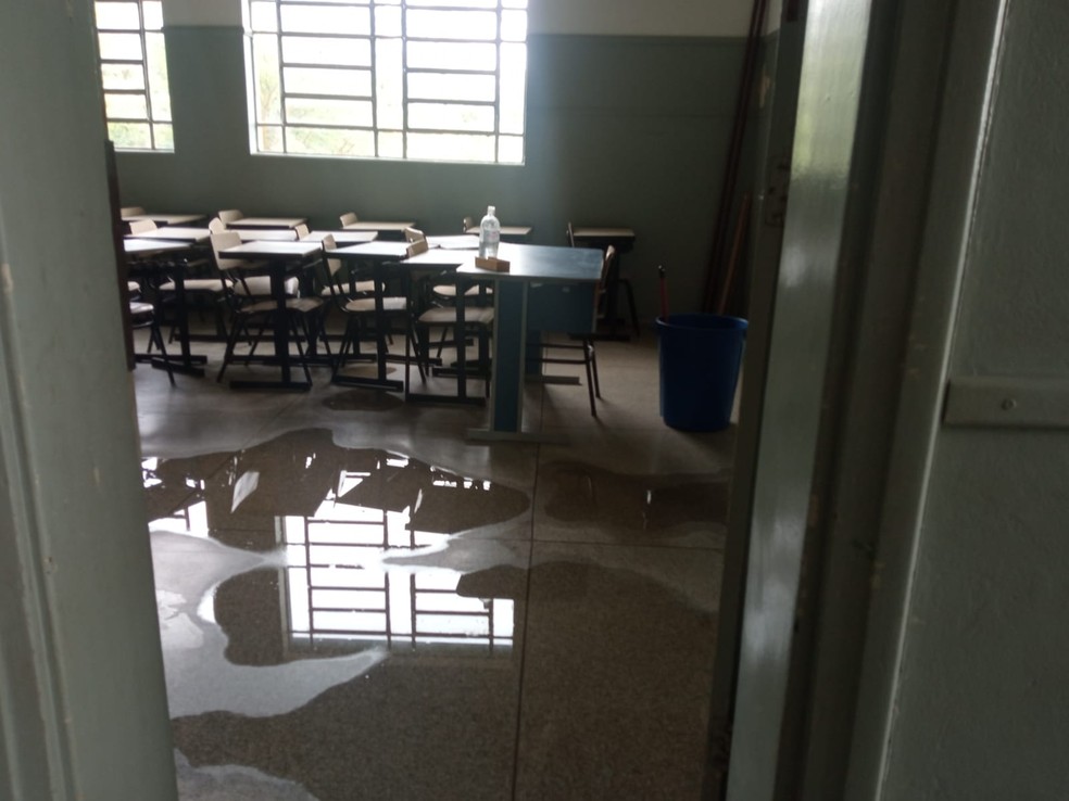 Escola Municipal fica alagada após chuva forte em Martinópolis  — Foto: Cedida 