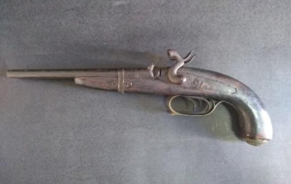 Pistola de 2 canos usada pelo Marechal Floriano Peixoto — Foto: IHGAL