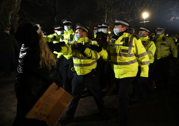 LONDON, ENGLAND - MARCH 13: Police Officers arrest a woman during a vigil on Clapham Common, where floral tributes have been placed for Sarah Everard on March 13, 2021 in London, England. Vigils are being held across the United Kingdom in memory of Sarah  (Foto: Getty Images)