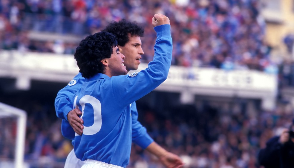 Careca e Maradona comemoram um gol pelo Napoli — Foto: Getty Images