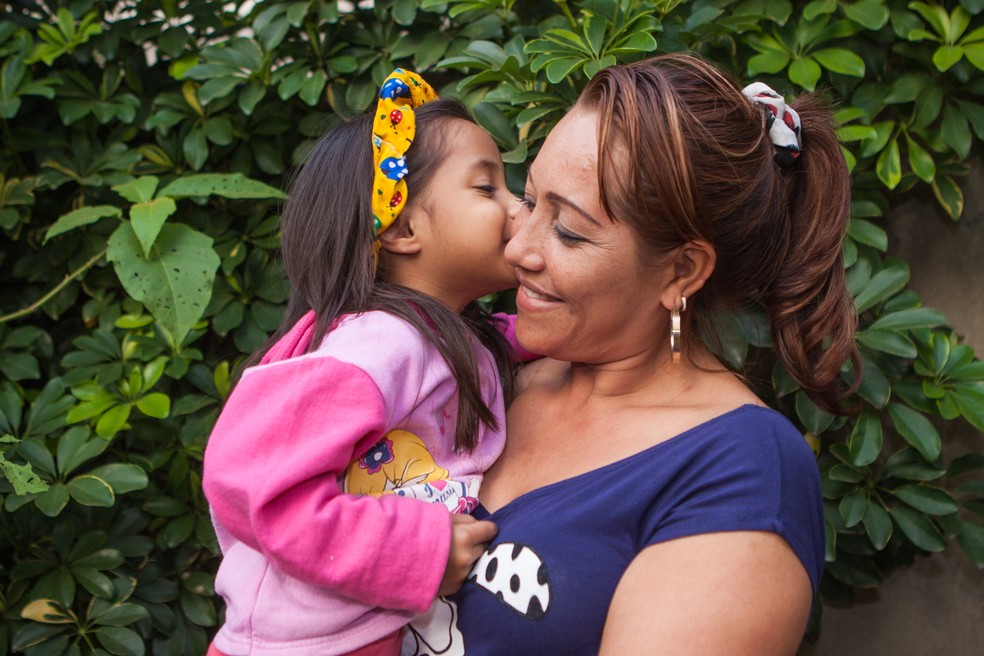 Gisela Gomez e a filha Dougleises, de 3 anos  (Foto: Celso Tavares/G1)
