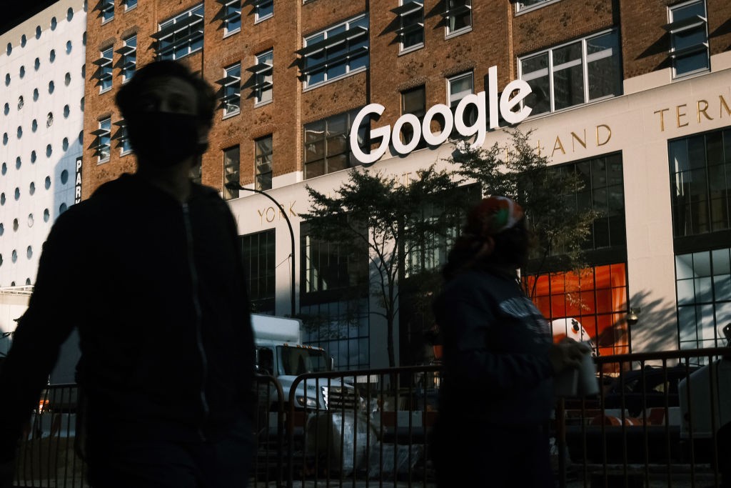 NEW YORK, NEW YORK - OCTOBER 20: Google's offices stand in downtown Manhattan on October 20, 2020 in New York City. Accusing the company of using anticompetitive tactics to illegally monopolize the online search and search advertising markets, the Justice (Foto: Getty Images)