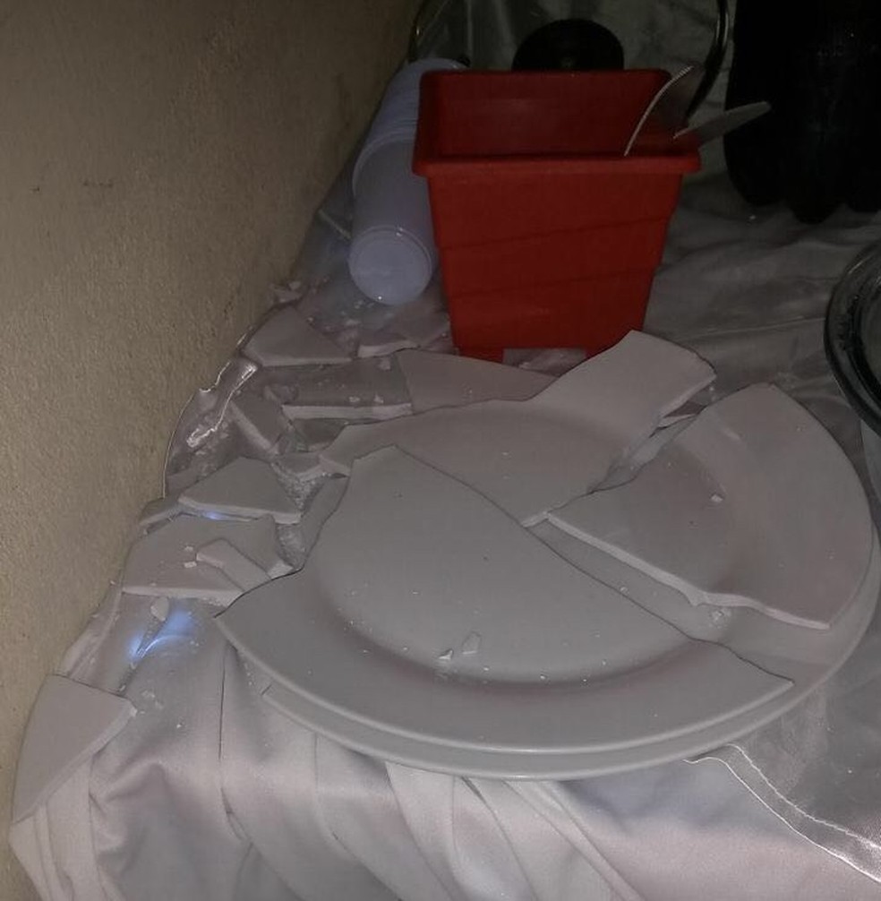 Bala perdida na zona sul de SP quebrou prato dentro de casa de família (Foto: Arquivo pessoal)