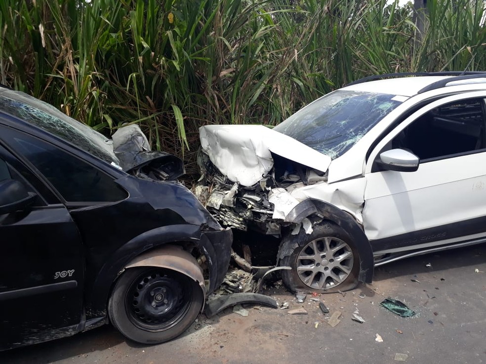 Colisão entre táxi e outro carro acidente ocorreu por volta das 10h30, no km 88, da rodovia AM-010. — Foto: Divulgação/Corpo de Bombeiros