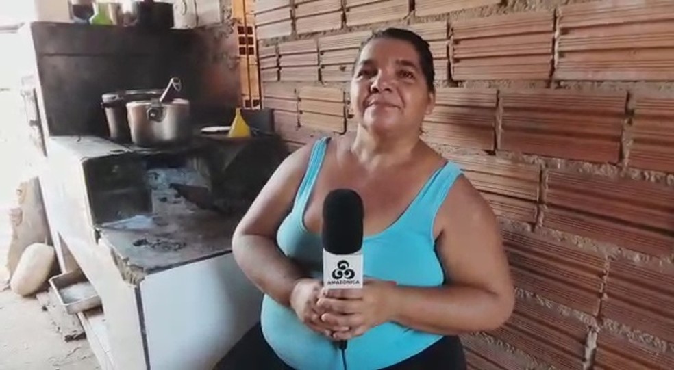 Diarista Sandra Josino conta que voltou a usar fogão a lenha após aumento no preço do gás — Foto: Rede Amazônica/Reprodução