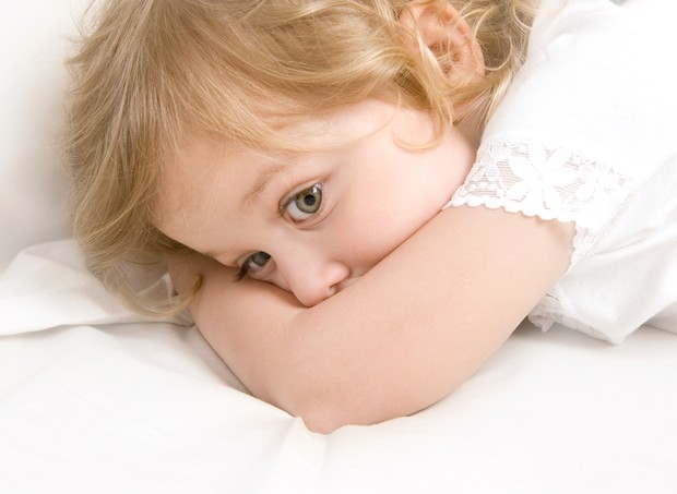 Criança na cama com medo de pesadelo (Foto: Shutterstock)