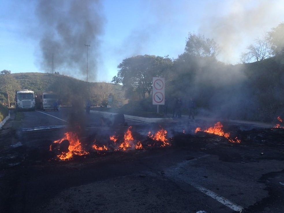 Manifestantes colocaram fogo em pneus em Canguçu (RS) (Foto: Arquivo/Luize Baini/RBS TV)