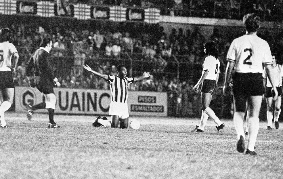 Pelé se ajoelha no gramado da Vila Belmiro em despedida do Santos em 1974 — Foto: GazetaPress