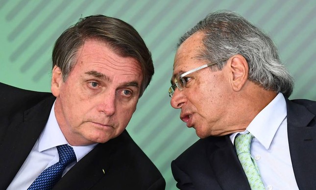 O presidente Jair Bolsonaro e o ministro da Economia, Paulo Guedes, durante cerimônia no Palácio do Planalto 