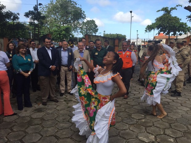 Ministro Eduardo Braga assiste a espetáculo de carimbó ao lado do governador Jatene em escola no Pará no dia de combate ao zika (Foto: Gabriela Azevedo / G1)