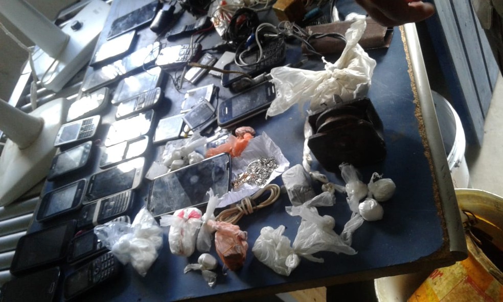Também foram apreendidos 21 celulares, além de carregadores e drogas — Foto: Polícia Militar/Divulgação