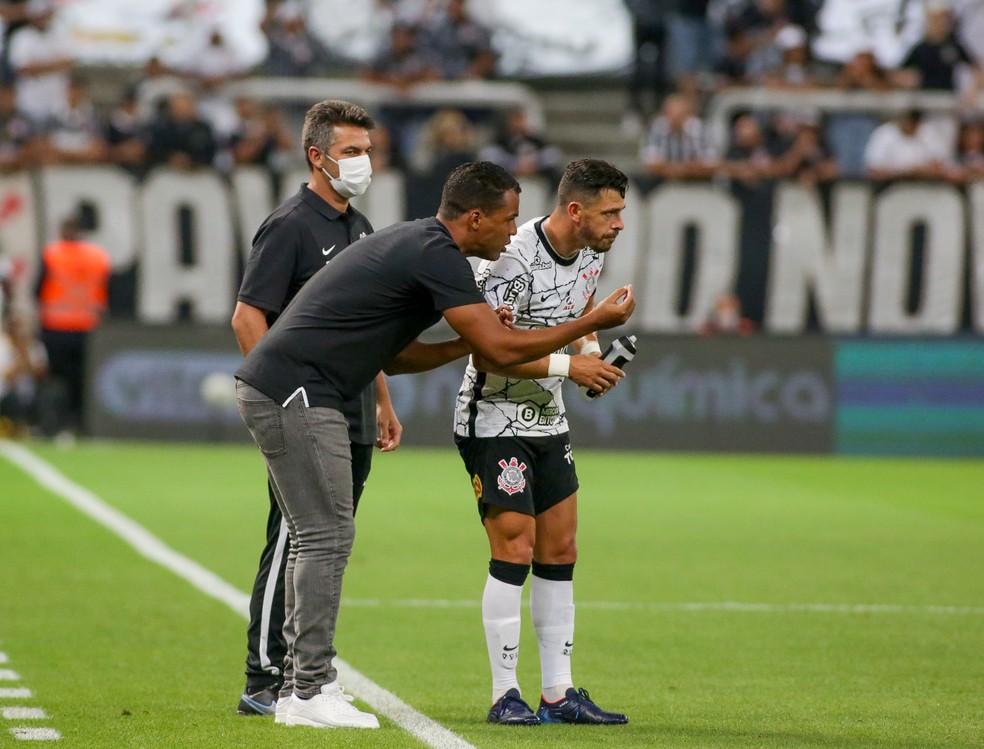 Corinthians aposta em intimidade do elenco com Fernando Lázaro após relação fria com Vítor Pereira