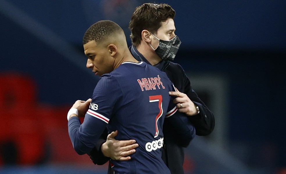 Pochettino abraça Mbappé em jogo do PSG — Foto: Reuters