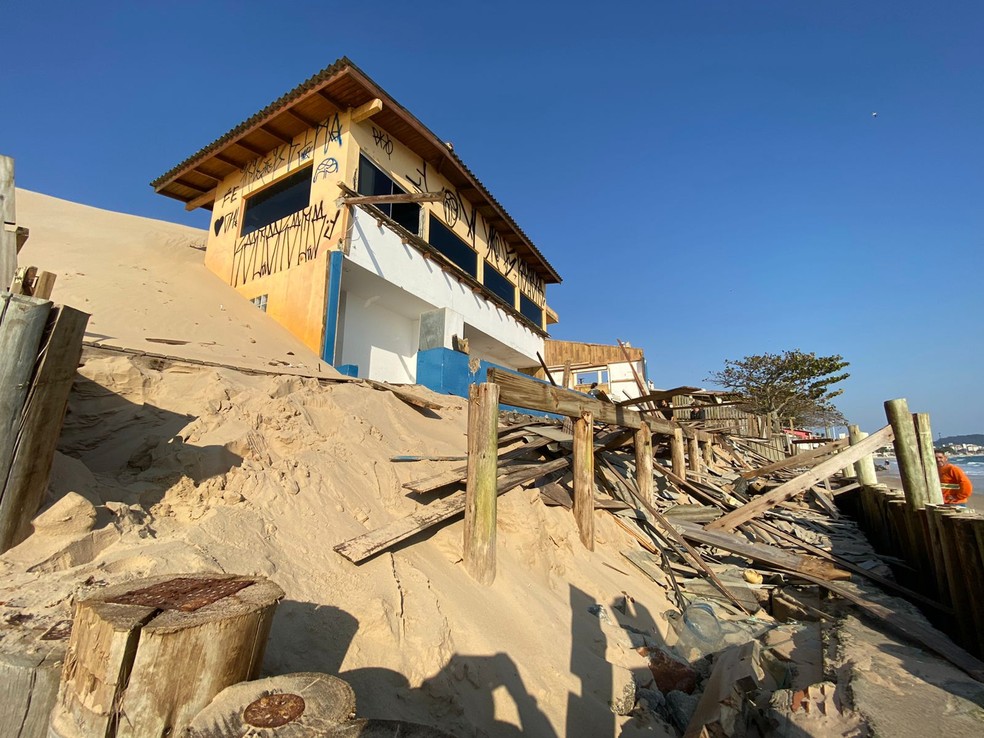 Casa 'engolida' por duna no bairro Ingleses, em Florianópolis — Foto: Defesa Civil/Divulgação