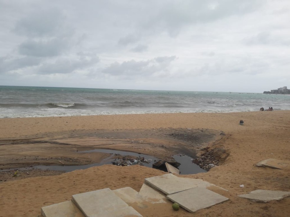 Em outros pontos da praia, até a areia na saída da galeria de água pluvial na Jatiúca, em Maceió, ficou manchada — Foto: Thamires Ribeiro/G1